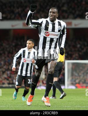 Demba Ba von Newcastle United feiert sein erstes Tor auf seiner Seite, um das Spiel auf Level zu bringen 1:1Arsenal 29/12/12 Arsenal V Newcastle United 29/12/12 The Prem Stockfoto