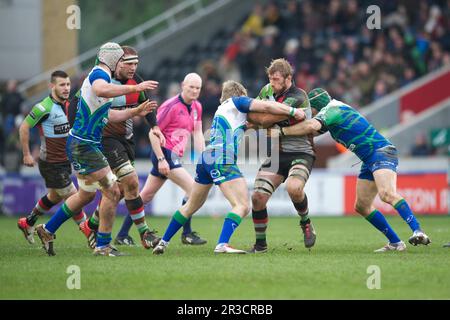 Chris Robshaw von Harlequins wird während des Heineken-Cup-Spiels zwischen Harlequi von Kieran Marmion (links) und Johnny O?ÄôConnor von Connacht Rugby angegriffen Stockfoto