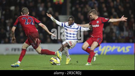 Queens Park Rangers' Shaun Wright Phillips sucht einen Weg vorbei an West Bromwich Albion's Zoltan Gera (L) und West Bromwich Albion's James Morrison (R.). Stockfoto