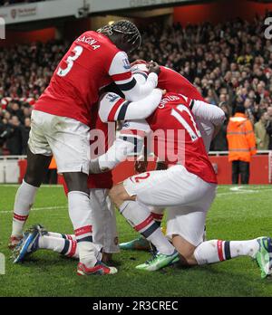 Olivier Giroud von Arsenal feiert mit seinen Teamkollegen sein sechstes Tor auf seiner Seite. Arsenal Beat newcastle 7:3 Arsenal 29/12/12 Arsenal V Newcastle Stockfoto