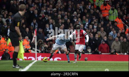 James Milner von Manchester City kämpft mit Bacary Sagna von Arsenal. Man City schlägt Arsenal 2:0Arsenal 13/01/13 Arsenal V Manchester City 13/01/13 The P Stockfoto