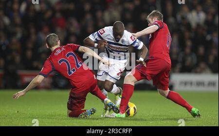 Der Samba Diakite von Queens Park Rangers wird durch Zoltan Gera (L) von West Bromwich Albion und Chris Brunt (R) von West Bromwich Albion blockiert. WBA BU Stockfoto