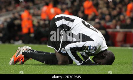 Demba Ba hat heute (040113) den Transfer zu Chelsea Demba Ba gefeiert und erzielte auf seiner Seite das erste Tor, um das Spiel 1:1 Arsenal 29/12/12 Arsenal auf Level zu bringen Stockfoto