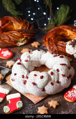 Weihnachtskuchen mit Früchten und Nüssen. Obstkuchen und Zimtbrotkranz. Weihnachtskranz Br Stockfoto