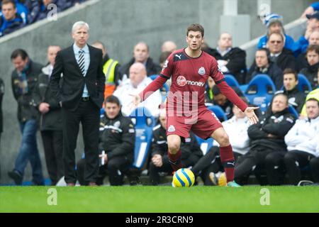 Davide Santon von Newcastle United scheint unsicher zu sein, was zu tun ist, wie Alan Pardew, Newcastle United Manager, während des FA-Cup-3.-Spiels Be sieht Stockfoto