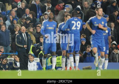 Rafael Benitez, Chelsea Interim First Team Manager, bellt Befehle, obwohl Eden Hazard of Chelsea während des Barclays Premier ihr zweites Tor geschossen hat Stockfoto