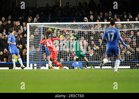 Jason Puncheon aus Southampton erzielt beim Barclays Premier League-Spiel zwischen Chelsea und Southampton in Stamford den Equalizer um 2-2 Punkte Stockfoto
