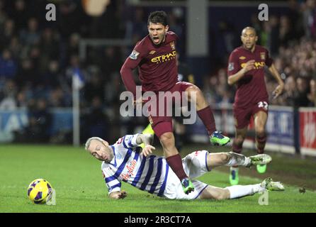 Shaun Derry von Queens Park Rangers kämpft mit dem Sergio Aguero von Manchester City. Das Spiel endet mit einem unentschieden. QPR 29/01/13 QPR V Manchester City 2 Stockfoto