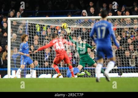 Jason Puncheon aus Southampton erzielt beim Barclays Premier League-Spiel zwischen Chelsea und Southampton in Stamford den Equalizer um 2-2 Punkte Stockfoto