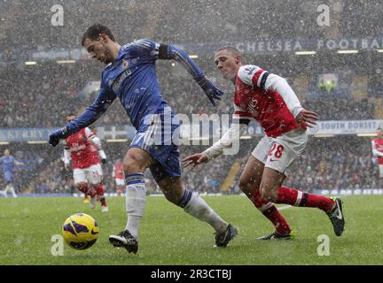 Chelsea's Eden Hazard wird im Schrank von Arsenals Kieran Gibbs herausgefordert. Chelsea schlägt Arsenal 2:1Chelsea 20/01/13 Chelsea V Arsenal 20/01/13 der Premier Stockfoto