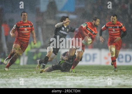 Luke McAlister von Stade Toulousain wird von Matt Smith und Ben Youngs von Leicester Tigers während des Heineken Cup 6.-Runden-Spiels zwischen Leicest angegriffen Stockfoto