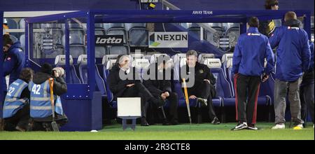 Manchester Citys Manager Roberto Mancini sitzt vor dem gameQPR 29/01/13 QPR V Manchester City 29/01/13 The Premi mit Assistant Coach Brian Kidd zusammen Stockfoto