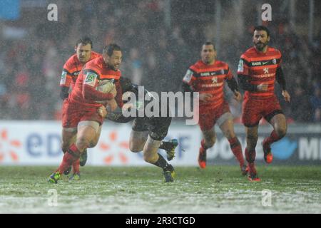 Luke McAlister von Stade Toulousain wird von Matt Smith von Leicester Tigers während des Heineken Cup 6.-Runden-Spiels zwischen Leicester Tigers und S angegriffen Stockfoto