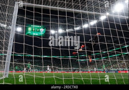 Peking, China. 23. Mai 2023. Peking Guoans Torwart Han Jiaqi rettet den Ball während des 2023. Staffel der chinesischen Fußballvereinigung Super League (CSL) 9. Runde zwischen Peking Guoan und dem Cangzhou Mighty Lions FC im Workers' Stadium in Peking, Hauptstadt von China, am 23. Mai 2023. Kredit: Wang Lili/Xinhua/Alamy Live News Stockfoto