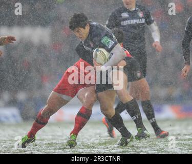 Anthony Allen von Leicester Tigers wird von Luke McAlister von Stade Toulousain während des Heineken Cup 6.-Runden-Spiels zwischen Leicester Tigers an angegriffen Stockfoto