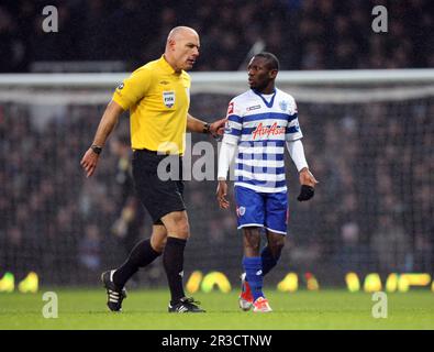 Schiedsrichter Howard Webb spricht mit Shaun Wright-Phillips von Queens Park RangersWest Ham United 2012/13 West Ham United V Queens Park Rangers 19/01/ Stockfoto