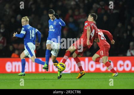 Kevin Mirallas von Everton und Morgan Schneiderlin von Southampton in Aktion während des Barclays Premier League-Spiels zwischen Southampton und Everton AT Stockfoto