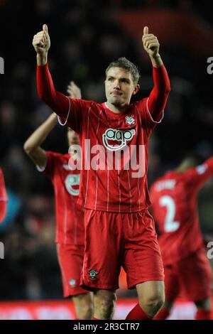 Jos Hooiveld von Southampton dankt den Fans beim Barclays Premier League-Spiel zwischen Southampton und Everton am Montag, den 21. Januar in St. Mary's Stockfoto