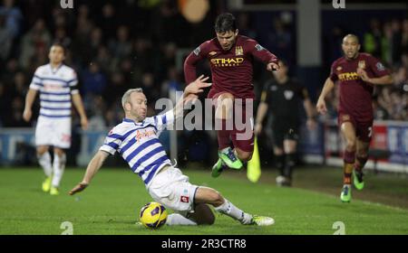 Shaun Derry von Queens Park Rangers kämpft mit dem Sergio Aguero von Manchester City. Das Spiel endet mit einem unentschieden. QPR 29/01/13 QPR V Manchester City 2 Stockfoto
