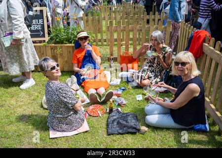 London, Großbritannien. 23. Mai 2023 Am Mitgliedertag der RHS Chelsea Flower Show auf dem Gelände des Royal Hospital Chelsea gibt es ein Picknick in der Sonne. Die Show läuft bis zum 27. Mai 2023. Kredit: Stephen Chung / Alamy Live News Stockfoto