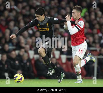 Liverpools Luis Suarez hält Arsenals Aaron Ramsey zurück. Arsenal vs. Liverpool 30. Januar 2013Arsenal 30/01/13. Arsenal V Liverpool 30/01/13 Stockfoto