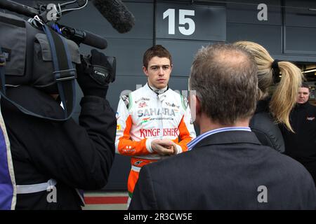 Paul di Resta (GBR) Sahara Force India F1 mit Johnny Herbert (GBR).01.02.2013. Force India F1 VJM06 Launch, Silverstone, England., Kredit: FOTOSPORTS Stockfoto