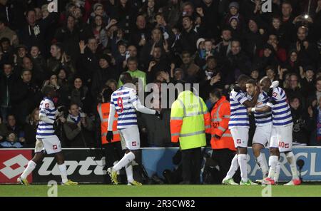 Adel Taarabt von Queens Park Rangers feiert, dass er mit seinen Teamkollegen das zweite Tor seiner Seite erzielt. QPR schlägt Fulham 2:1Queens Park Rangers 15/12/12 Queens Stockfoto