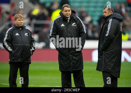 Die All Blacks Coaches (L-R) Brian McLean, Defence Coach, Steve Hansen, Head Coach und Ian Foster, Stellvertretender Trainer während der QBE-Herbstinternationa Stockfoto