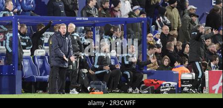 Paul Lambert, der Manager der Aston Villa, kann nicht glauben, dass die letzte Gelegenheit, Punkte zu sammeln, verpasst wurde. Aston Villa Darren Bent sieht von der Bank aus. Fina Stockfoto