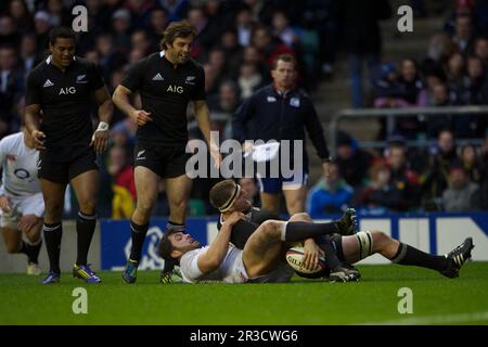 Kieran Read aus Neuseeland erzielt einen Versuch trotz der tapferen Bemühungen von Alex Corbisiero aus England während des QBE-Herbstspiels zwischen Englen Stockfoto
