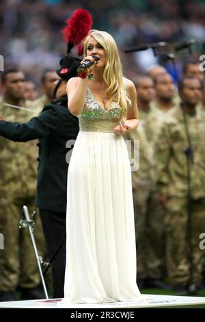 Camilla Kerslake singt die Nationalhymnen vor dem QBE International zwischen England und Fidschi in Twickenham am Samstag, den 10. November 2012, Credit Stockfoto