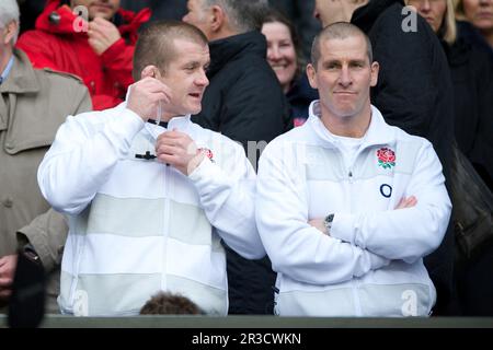 Stuart Lancaster, England Team Manager (rechts), und Graham Rowntree, England Forwards Coach, schauen Sie sich das QBE Herbstspiel zwischen an Stockfoto