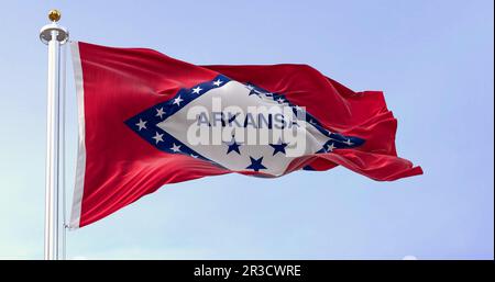 Die Flagge des Bundesstaates Arkansas winkt im Wind an klaren Tagen. Rotes Feld mit blau umrandetem weißen Diamanten. 29 Sterne und ARKANSAS in Blau. 3D Zeichnungsreihe Stockfoto
