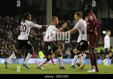 Steve Sidwell (M) von Fulham feiert das Eröffnungstor mit seinen Teamkollegen Hugo Rodallega (L) von Fulham und Damien Duff (R) von Fulham. Fulham A. Stockfoto