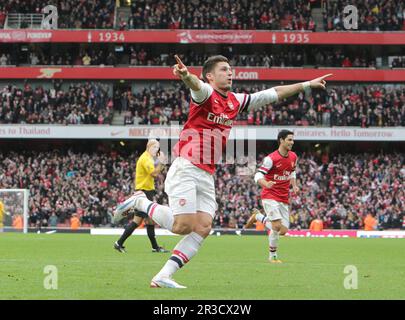 Arsenals Olivier Giroud feiert das dritte Tor seiner Seite. Arsenal Lead 3:1Arsenal 17/11/12 Arsenal V Tottenham Hotspurs 17/11/12 The Premier Le Stockfoto