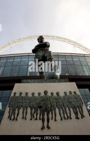 Bobby Moore Statue vor dem Spiel vor dem Wembley Stadion. England schlägt Brasilien 2:1England 06/02/13 England V Brasilien 06/02/13 International Friendl Stockfoto