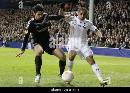 Olympique Lyonnais Milan Bisevac kämpft mit Tottenham Hotspurs Benoit Assou-Ekotto. Spurs Beat Lyon 2:1 Tottenham Hotspur 14/02/13 Tottenham Hotspu Stockfoto