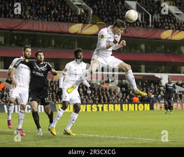 Tottenham Hotspur's Gareth Bale schafft den Ball nach einem Lyon Corner-Kick in Sicherheit. Sporen schlagen Lyon 2:1Tottenham Hotspur 14/02/13 Tottenham Hotspur Stockfoto