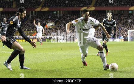 Olympique Lyonnais Milan Bisevac kämpft mit Tottenham Hotspurs Clint Dempsey. Sporen schlagen Lyon 2:1Tottenham Hotspur 14/02/13 Tottenham Hotspur V Oly Stockfoto