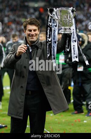 MICHAEL LAUDRUP MIT DEM CUPBRADFORD CITY V SWANSEA CITY BRADFORD CITY V SWANSEA CITY CAPITAL ONE FOOTBALL LEAGUE CUP FINALE 2013 WEMBLEY STADIUM, LOND Stockfoto