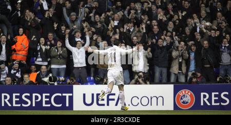 Tottenham Hotspur's Gareth Bale feiert das zweite Tor seiner Seite. Sporen schlagen Lyon 2:1Tottenham Hotspur 14/02/13 Tottenham Hotspur V Olympique Stockfoto