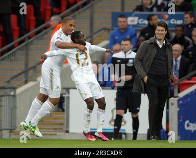 NATHAN DYER FEIERT VOR MICHAEL LAUDRUPBRADFORD CITY V SWANSEA CITY BRADFORD CITY V SWANSEA CITY CAPITAL ONE FOOTBALL LEAGUE CUP FINALE 201 Stockfoto