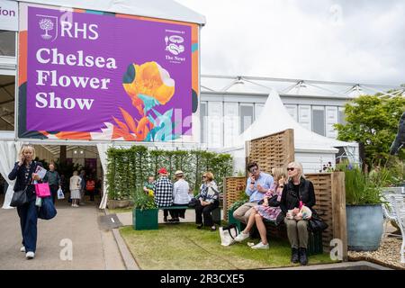 London, Großbritannien. 23. Mai 2023 Menschen am Mitgliedertag der RHS Chelsea Flower Show auf dem Gelände des Royal Hospital Chelsea. Die Show läuft bis zum 27. Mai 2023. Kredit: Stephen Chung / Alamy Live News Stockfoto