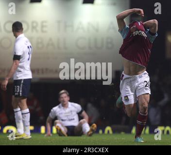 Joe Cole von West Ham United feiert das zweite Tor seiner Seite. Spurs schlägt West Ham 3:2West Ham United 25/02/13 West Ham United V Tottenham Hotsp Stockfoto