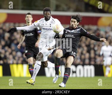 Olympique Lyonnais Milan Bisevac kämpft mit Tottenham Hotspurs Emmanuel Adebayor. Sporen schlagen Lyon 2:1Tottenham Hotspur 14/02/13 Tottenham Hotspur V Stockfoto