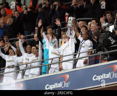 SWANSEA HEBT TROPHYBRADFORD CITY V SWANSEA CITY BRADFORD CITY V SWANSEA CITY CAPITAL ONE FOOTBALL LEAGUE CUP FINALE 2013 WEMBLEY STADIUM, LONDON, E Stockfoto