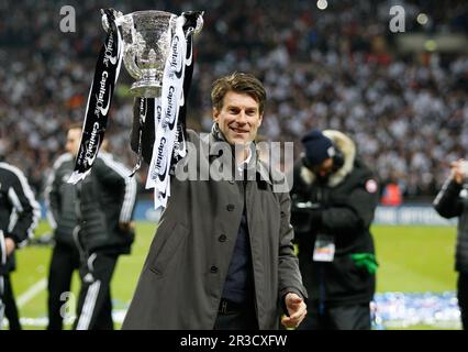 MICHAEL LAUDRUP MIT DEM CUPBRADFORD CITY V SWANSEA CITY BRADFORD CITY V SWANSEA CITY CAPITAL ONE FOOTBALL LEAGUE CUP FINALE 2013 WEMBLEY STADIUM, LOND Stockfoto