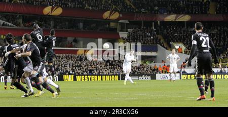 Tottenham Hotspur's Gareth Bale erzielt das Eröffnungstor durch einen Freistoß spät in der ersten Hälfte. Die Sporen schlagen Lyon 1:0Tottenham Hotspur 14/02/13 Stockfoto