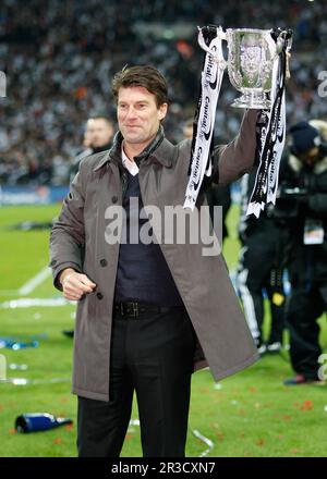 MICHAEL LAUDRUP MIT DEM CUPBRADFORD CITY V SWANSEA CITY BRADFORD CITY V SWANSEA CITY CAPITAL ONE FOOTBALL LEAGUE CUP FINALE 2013 WEMBLEY STADIUM, LOND Stockfoto