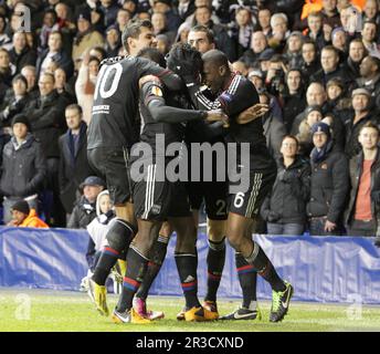 Olympique Lyonnais Samuel Umtiti feiert das erste Tor seiner Seite mit seinen Teamkollegen. Sporen schlagen Lyon 2:1Tottenham Hotspur 14/02/13 Tottenham Stockfoto